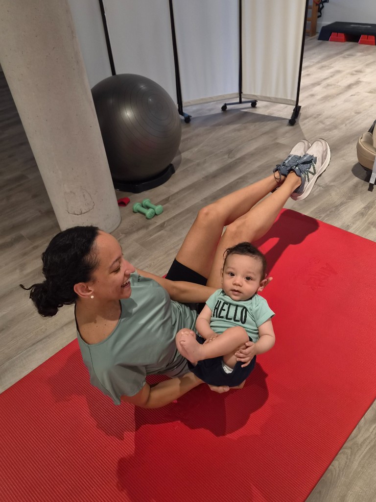 Moeder en baby tijdens oefeningen bij Flow Inside