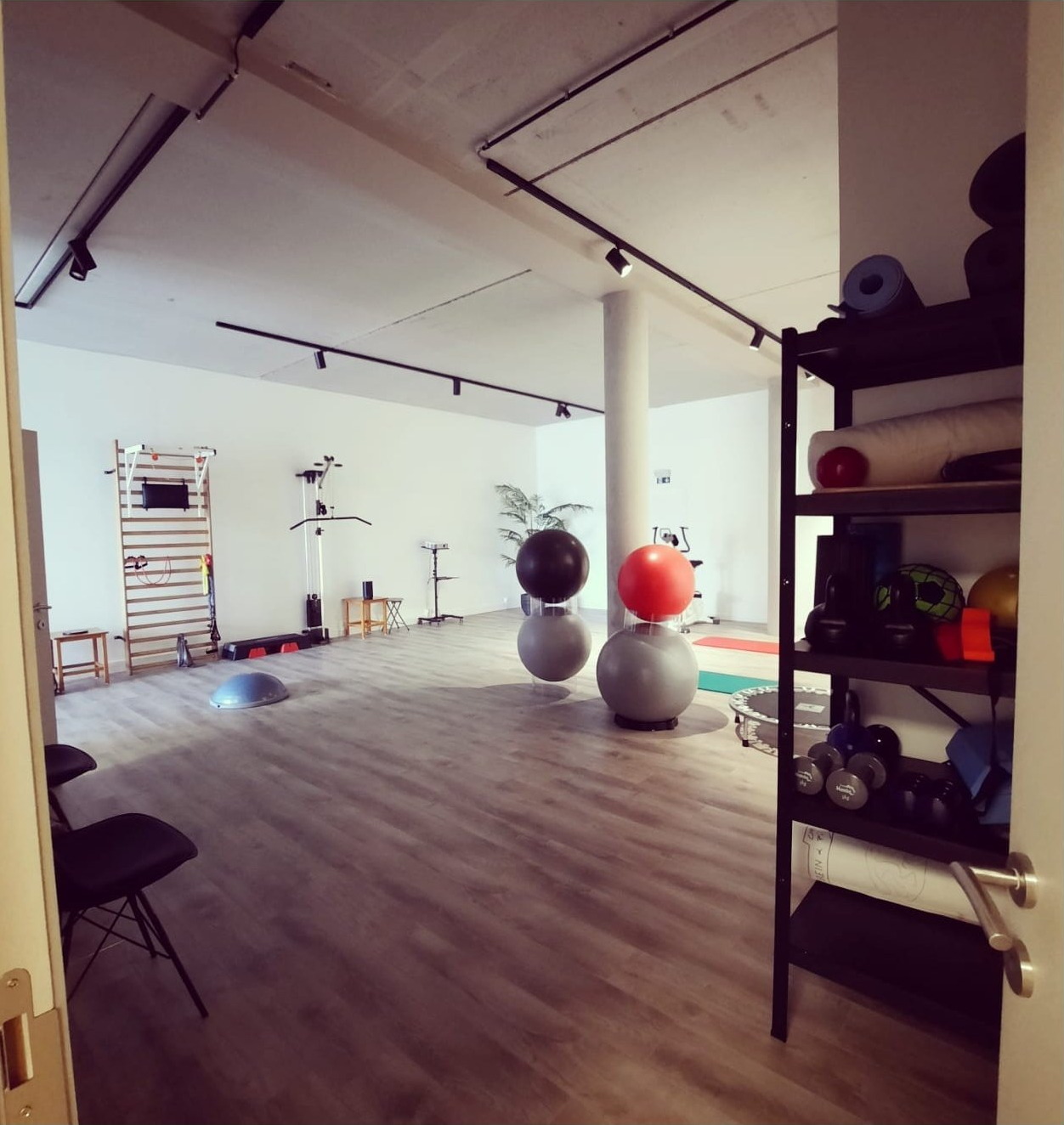 Behandelruimte met oefenmateriaal bij Flow Inside